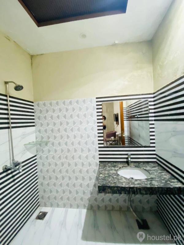 Dove inn Hotel Room Boys Hostel in Johar Town, Lahore with Mess - Photo 17