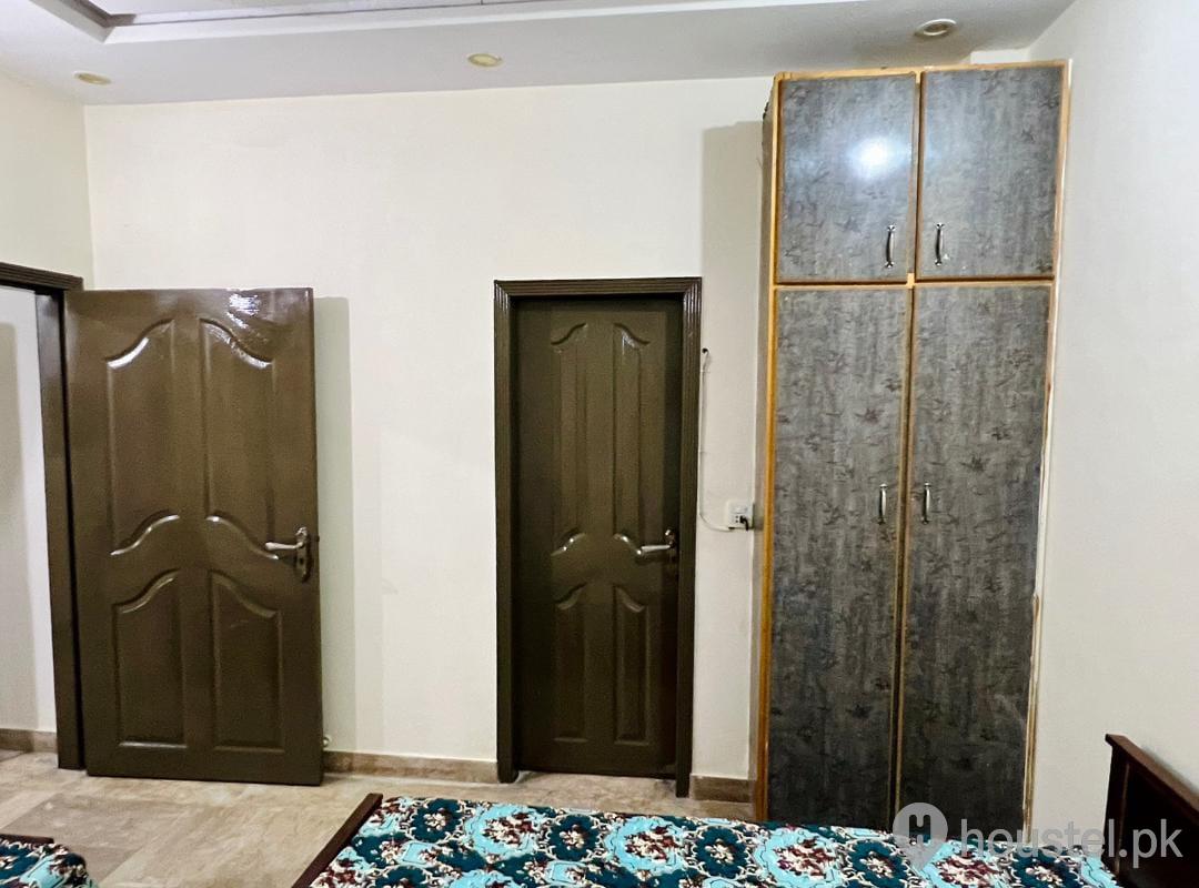 1 Seater room at Continental Boys hostel — 1 Seater, Boys hostel with AC, Bath, Geyser, Furnished, Beds/Mattresses, Lahore, Pakistan