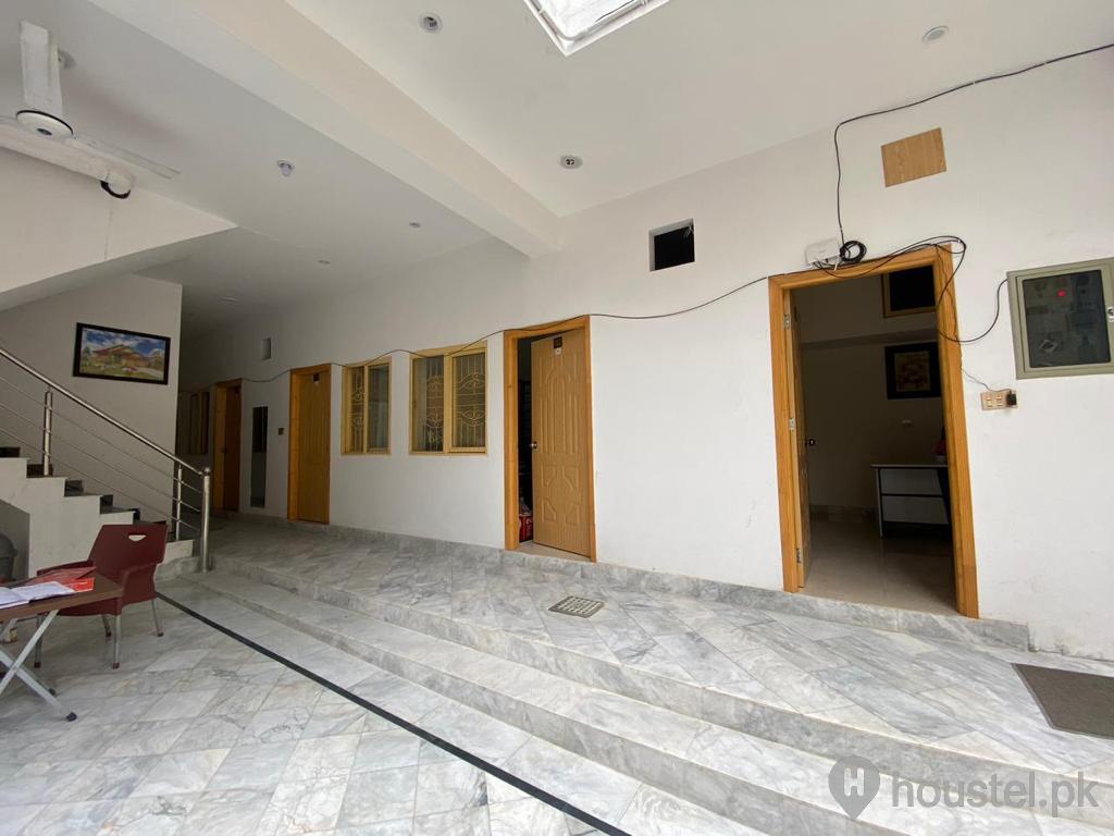 BEE'S girls hostel Girls Hostel in Muslim Town, Lahore with Mess - Photo 4