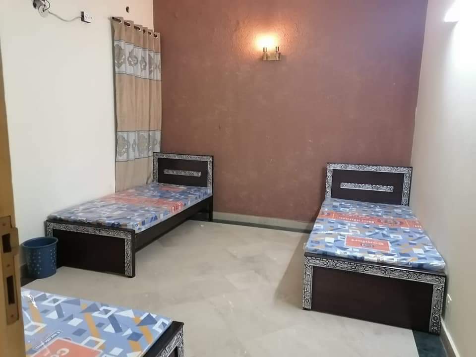Three Seater Room at Maheen Villa Girls Hostel branch 2 — photo 4