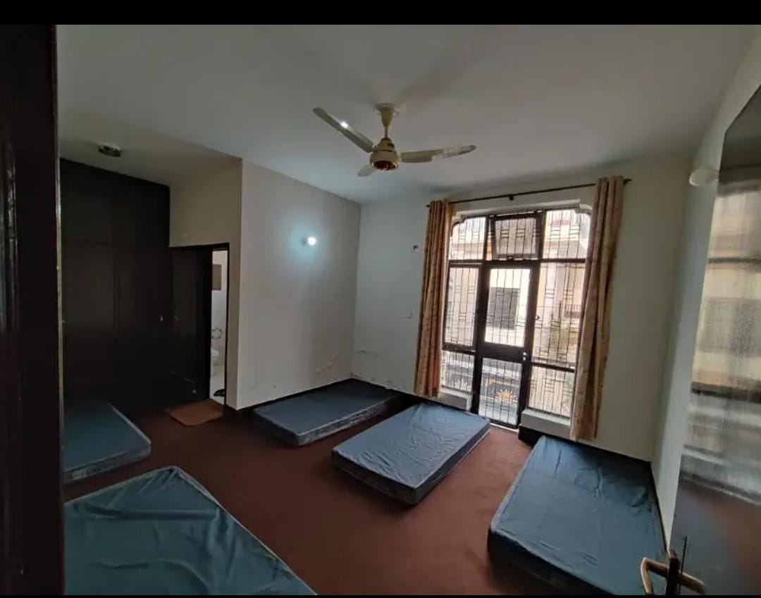 Four Seater Room at Chohan Executive Boys Hostel — photo 2