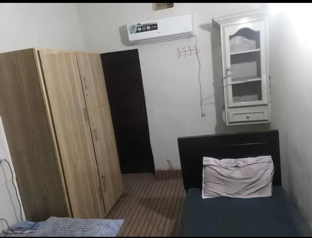 Three Seater Room at Chohan Executive Boys Hostel — photo 3