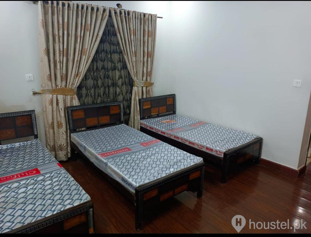 SIKANDAR PLAZA Boys Hostel in Abbottabad with WiFi from PKR 10,000