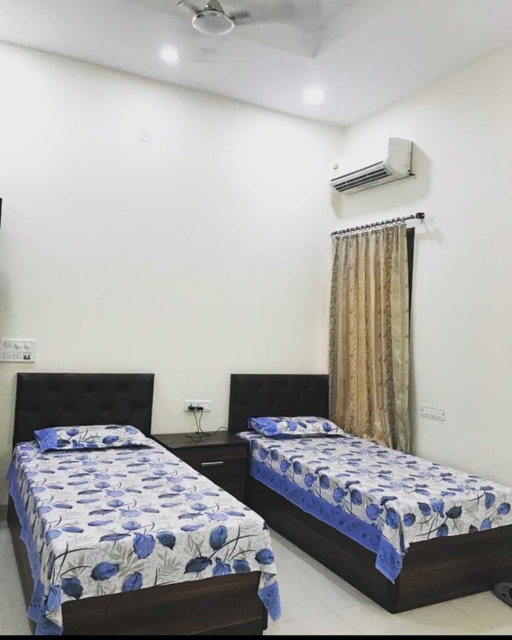 Two Seater Room at Ayesha Girls Hostel — photo 1