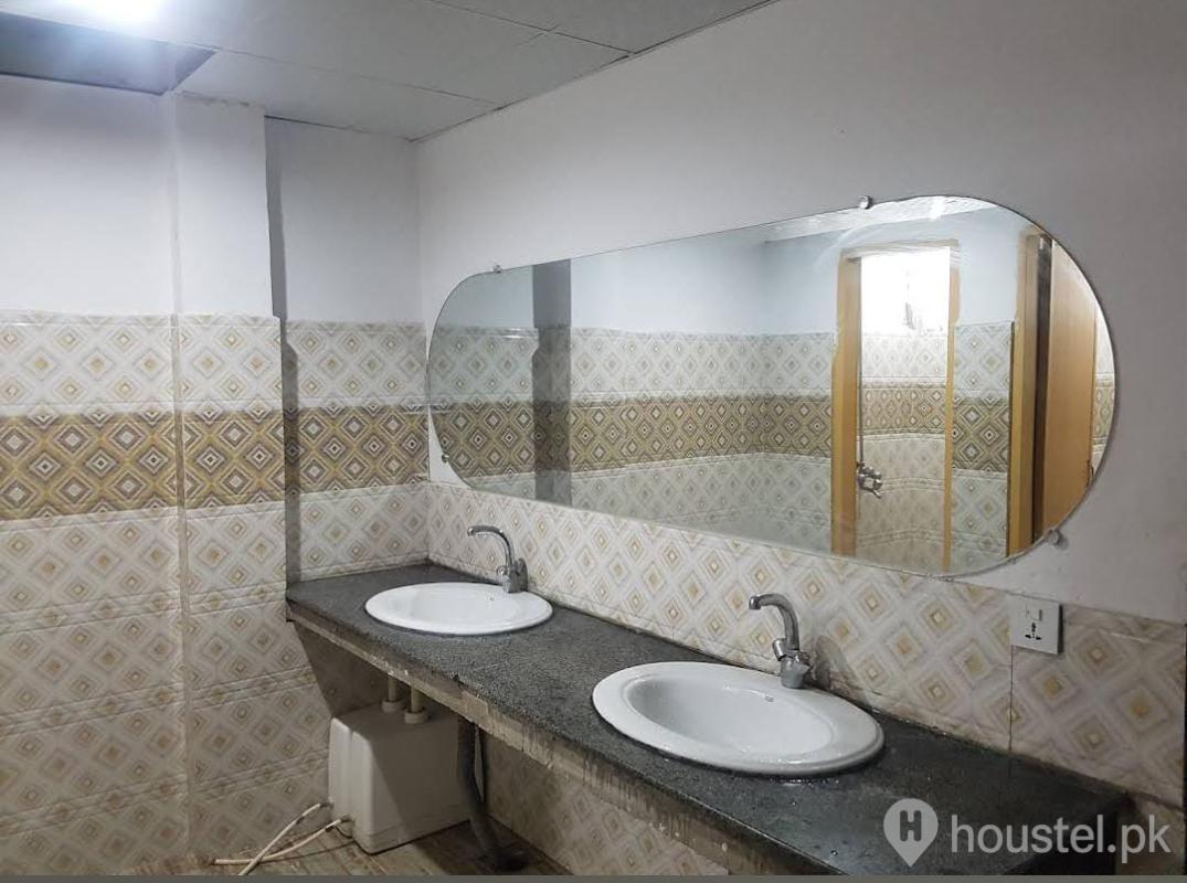 Red Rose Girls Hostel Girls Hostel in Old Muslim Town, Lahore with Mess, WiFi - Photo 6