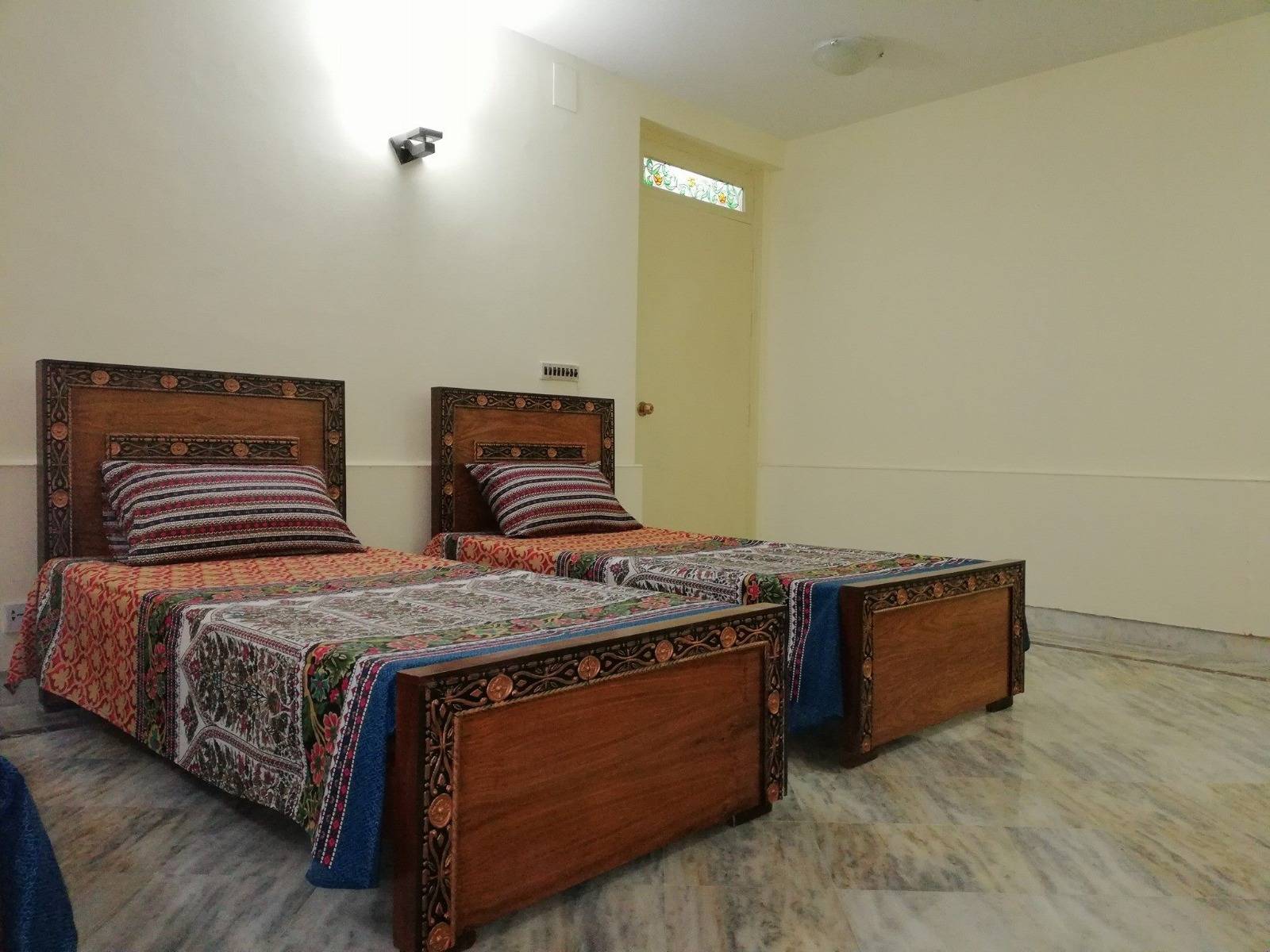 Two Seater Room at 𝐓𝐇𝐄 𝐕𝐄𝐋𝐕𝐄𝐓 𝐑𝐎𝐒𝐄 𝐆𝐈𝐑𝐋𝐒 𝐇𝐎𝐒𝐓𝐄𝐋 — photo 2